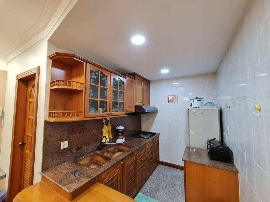 Lovely Waterfront Riverbank Suite With Pool Kuching Exterior foto
